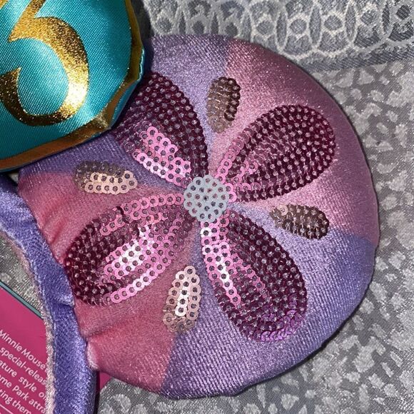 Minnie Mouse The Main Attraction Limited Release it’s a Small World Ears NWT - Picture 4 of 5